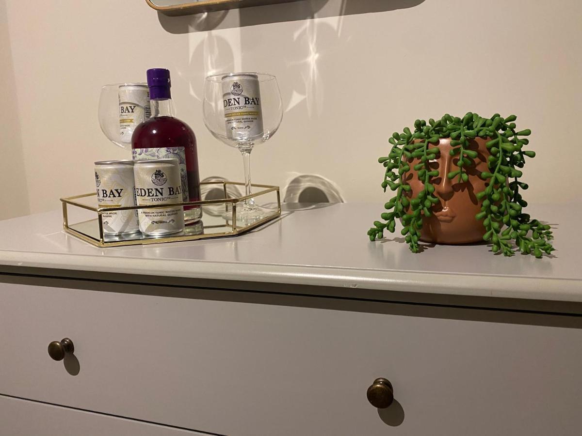 Lovely 3 Bed With Jacuzzi, Close To Airport, Driveway, Wifi