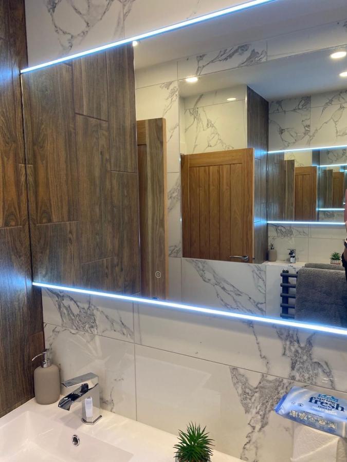 Apartment Lovely 3 Bed With Jacuzzi, Close To Airport, Driveway, Wifi Edinburgh