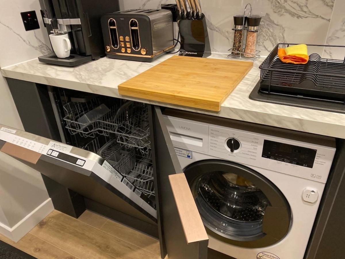 Apartment Lovely 3 Bed With Jacuzzi, Close To Airport, Driveway, Wifi *