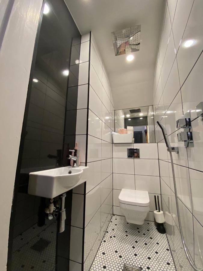 Lovely 3 Bed With Jacuzzi, Close To Airport, Driveway, Wifi Apartment