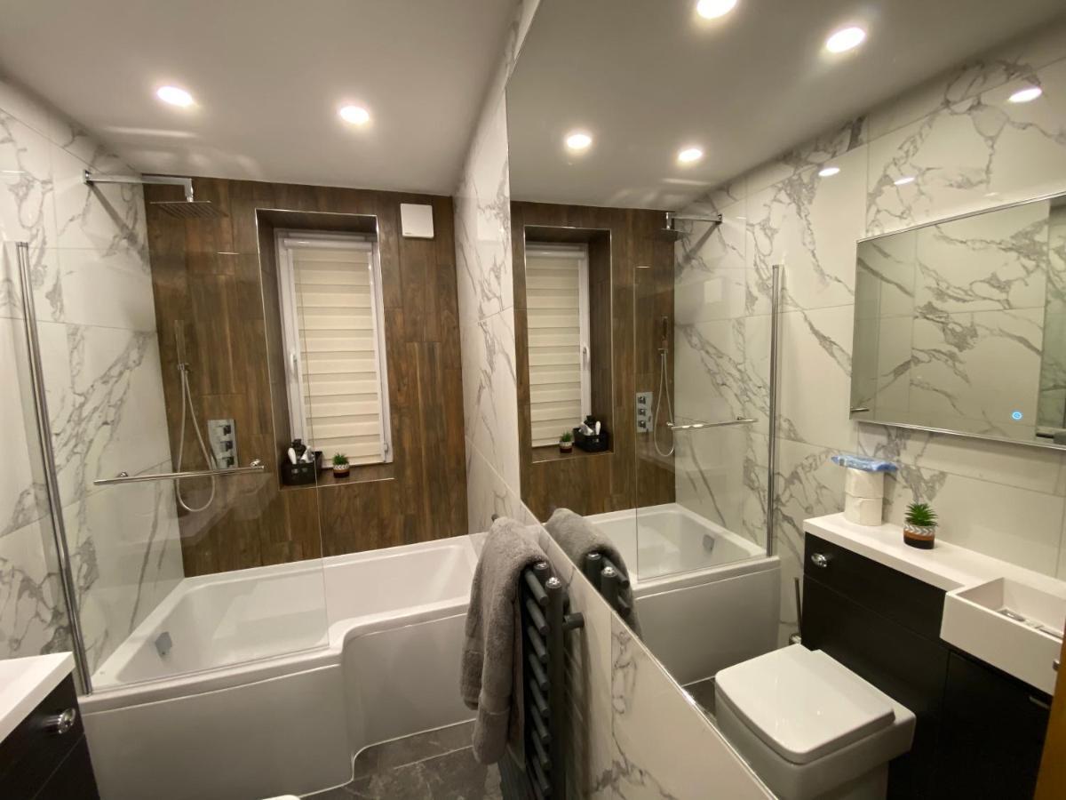 Lovely 3 Bed With Jacuzzi, Close To Airport, Driveway, Wifi * Edinburgh