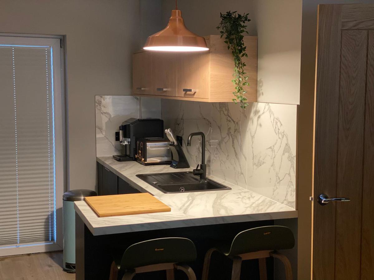Lovely 3 Bed With Jacuzzi, Close To Airport, Driveway, Wifi Apartment Edinburgh