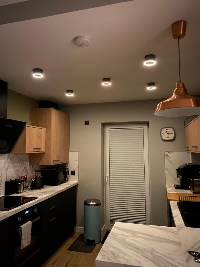 Apartment Lovely 3 Bed With Jacuzzi, Close To Airport, Driveway, Wifi *