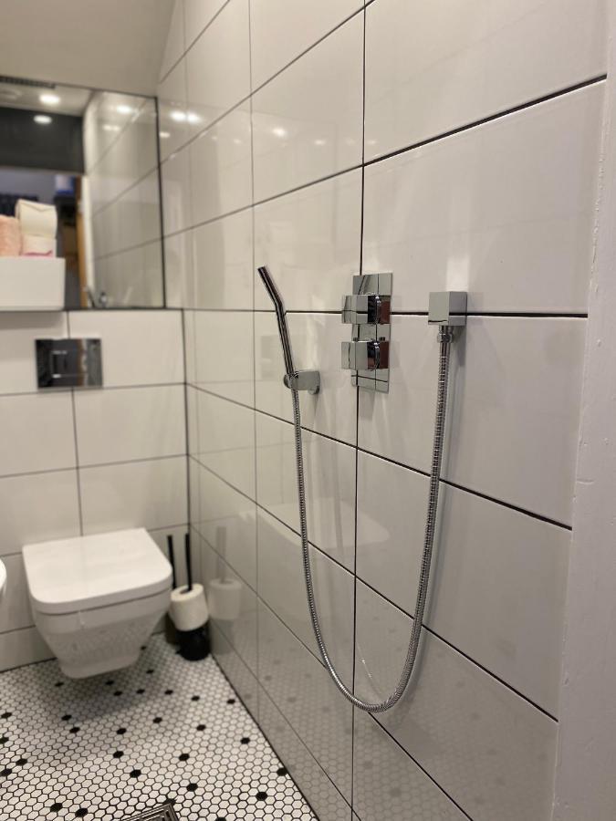 Lovely 3 Bed With Jacuzzi, Close To Airport, Driveway, Wifi
