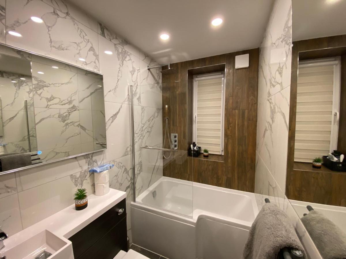 Apartment Lovely 3 Bed With Jacuzzi, Close To Airport, Driveway, Wifi Edinburgh