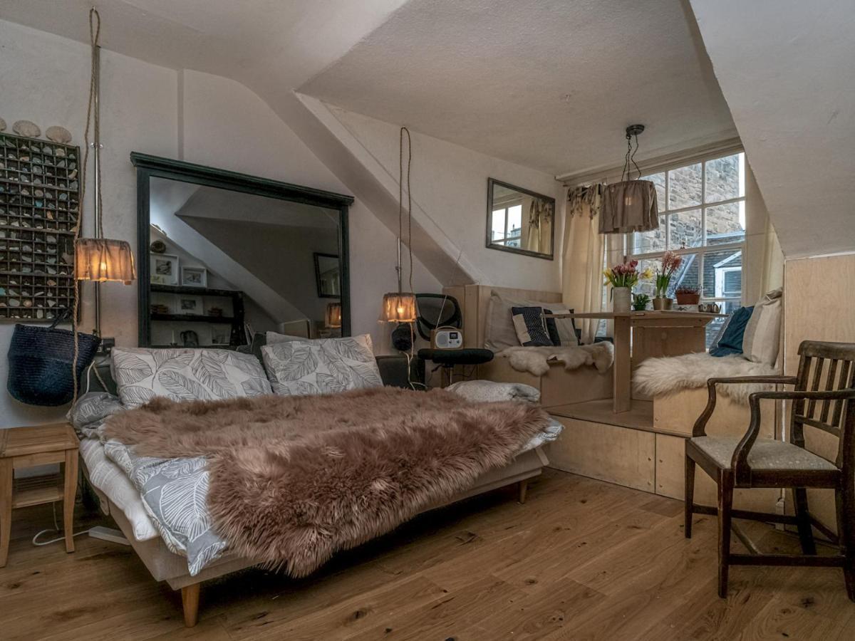 Pass The Keys Cosy And Stylish Open Plan Studio In New Town Apartment