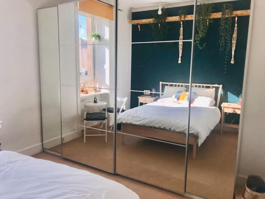 Cosy 2 Bedroom Flat In Apartment *