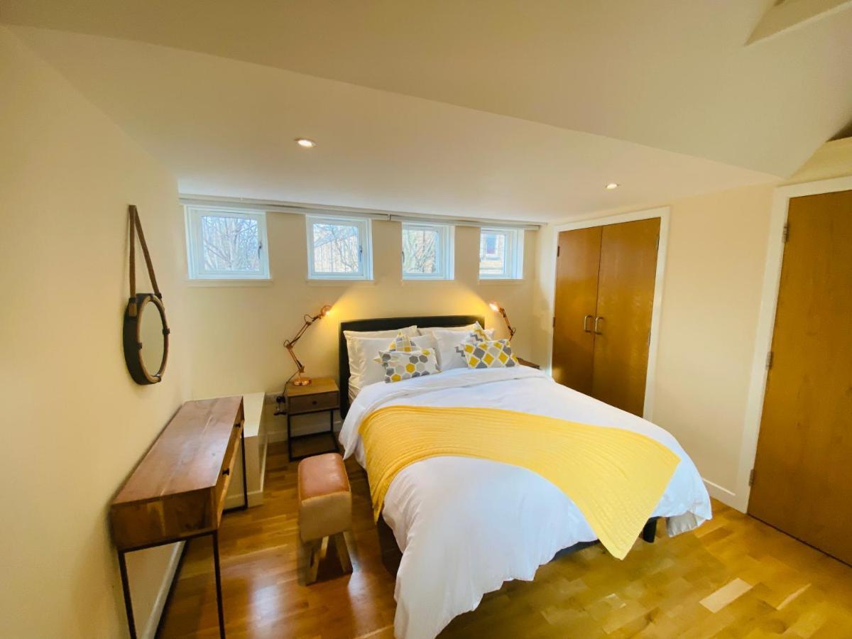 2 Bed 2 Bath With Private Parking * Edinburgh