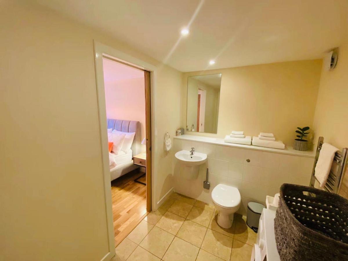 2 Bed 2 Bath With Private Parking Apartment