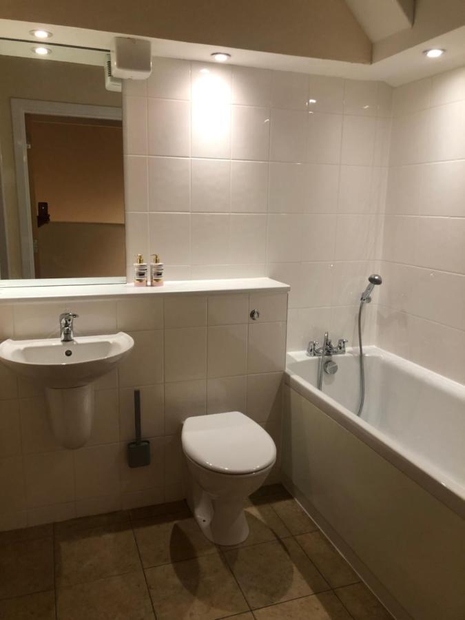 2 Bed 2 Bath With Private Parking Apartment *