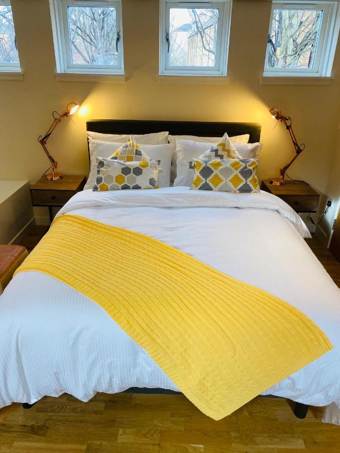 Apartment 2 Bed 2 Bath With Private Parking *
