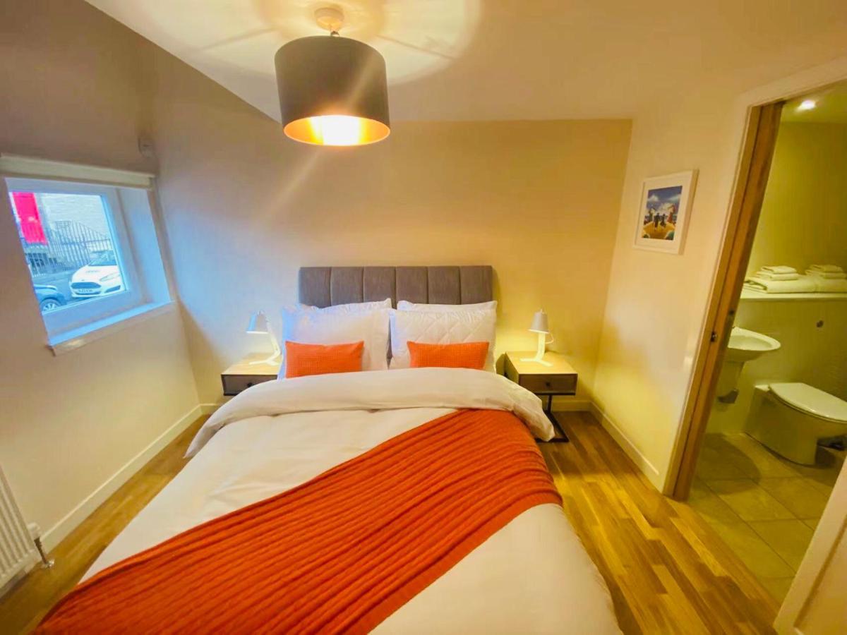 2 Bed 2 Bath With Private Parking Edinburgh