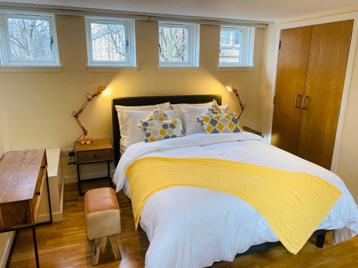 2 Bed 2 Bath With Private Parking * Edinburgh