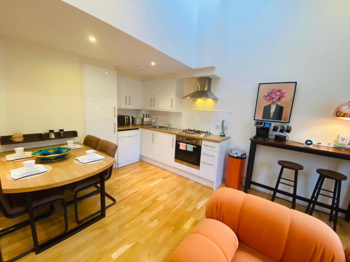 2 Bed 2 Bath With Private Parking * Edinburgh