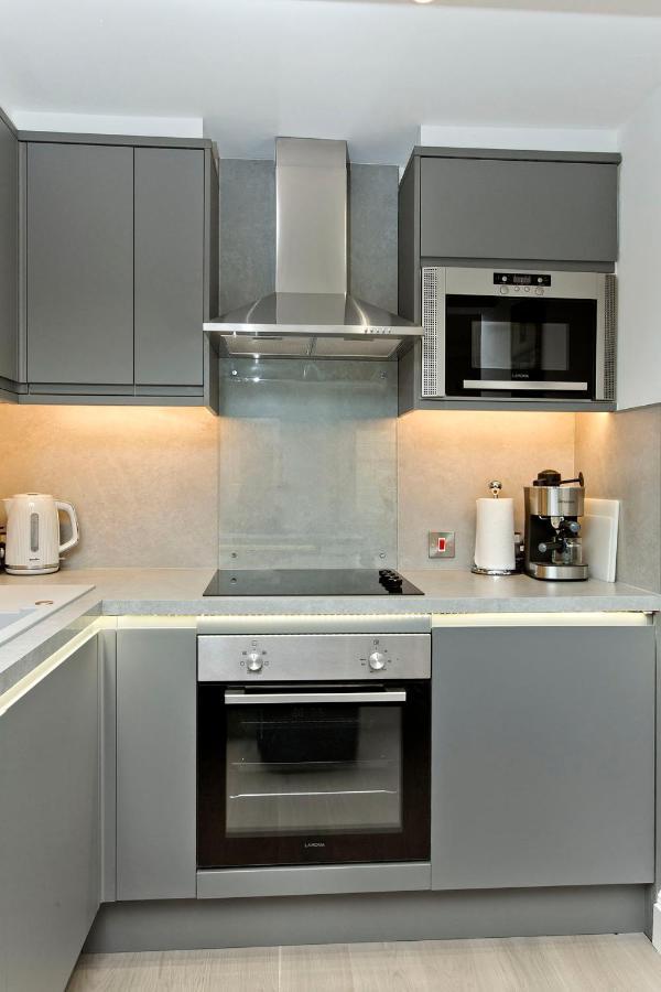 Apartment Ultra Modern, West End Village, Refurbished 1 Bed *
