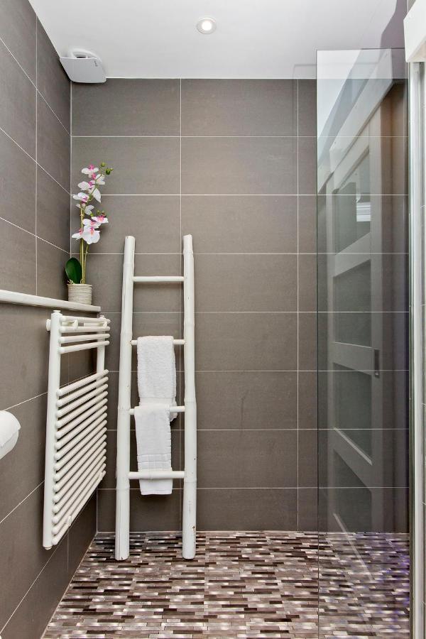 Ultra Modern, West End Village, Refurbished 1 Bed Apartment