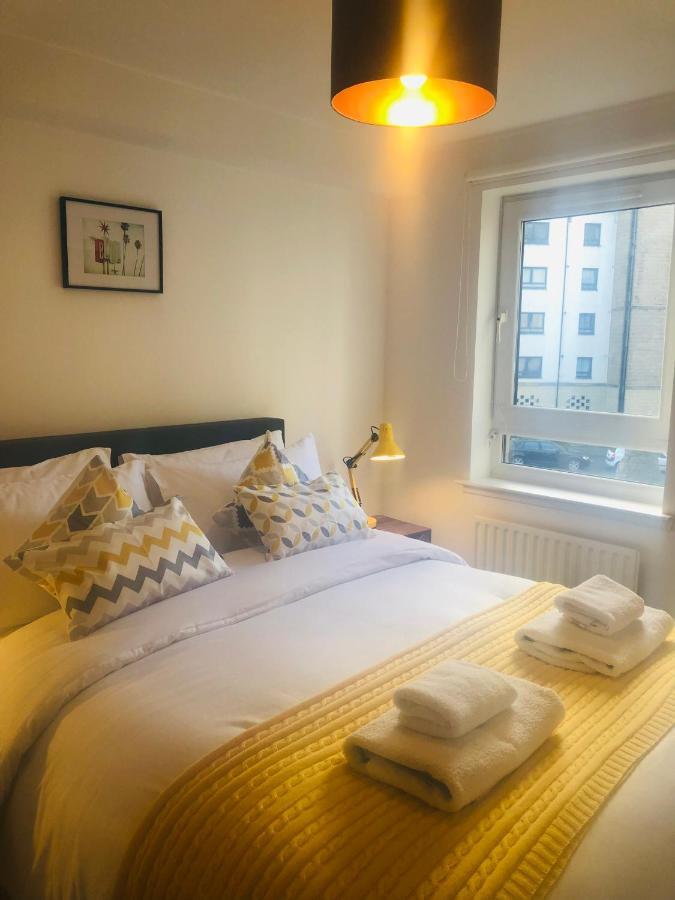 2 Bath Free Parking Apartment Edinburgh