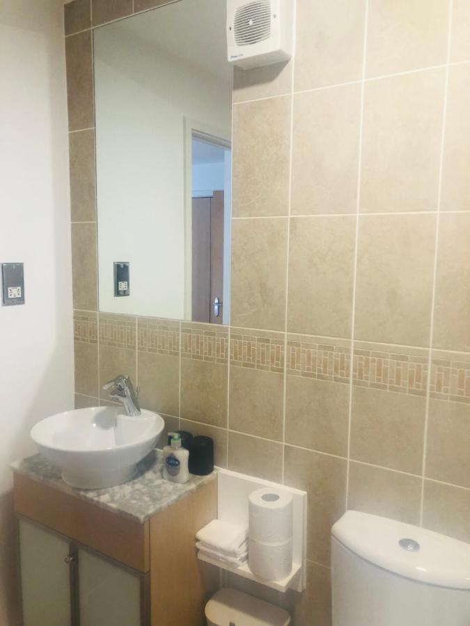 2 Bath Free Parking Apartment Edinburgh
