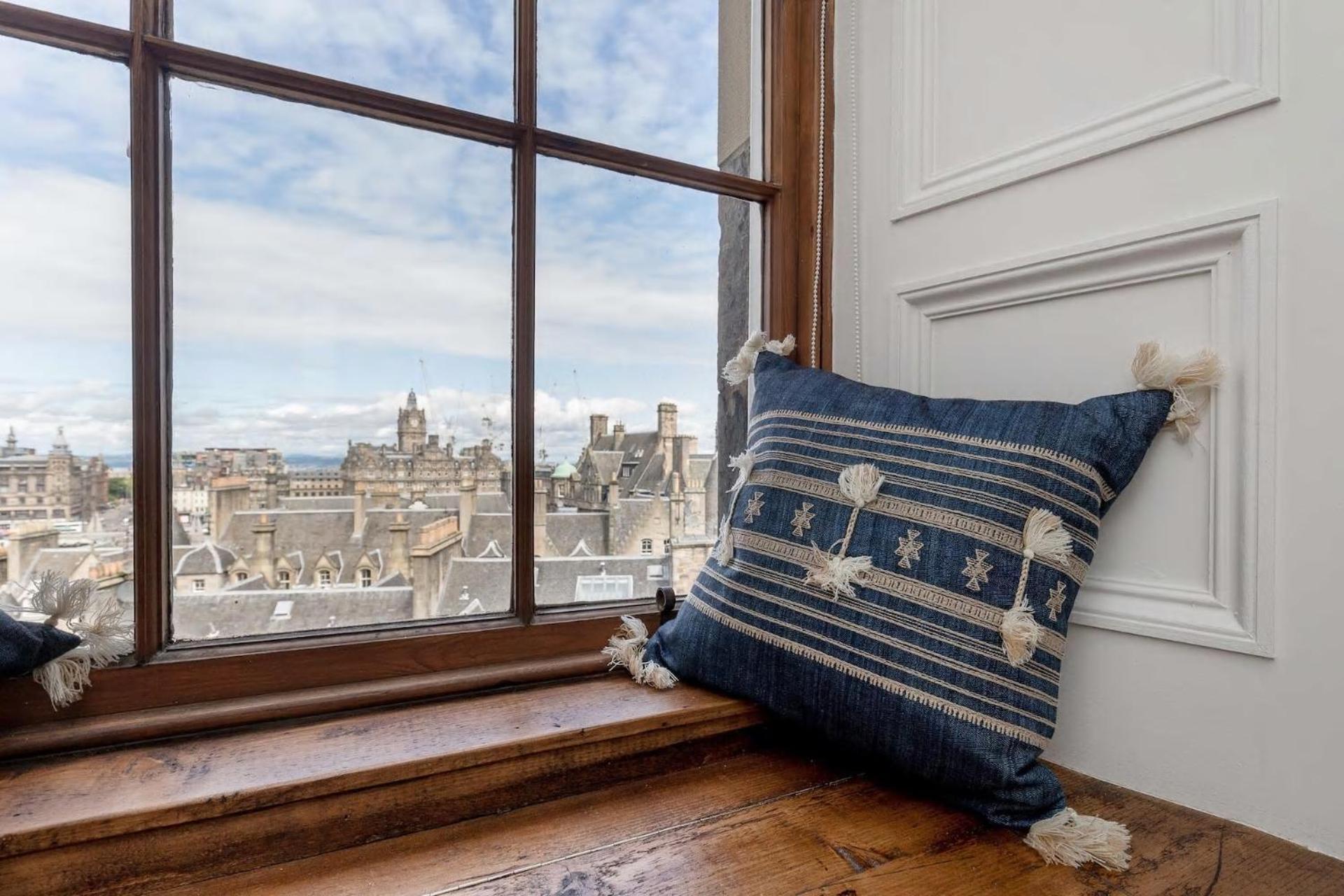 Stunning Panoramic Views: Heart Of The Royal Mile Apartment Edinburgh