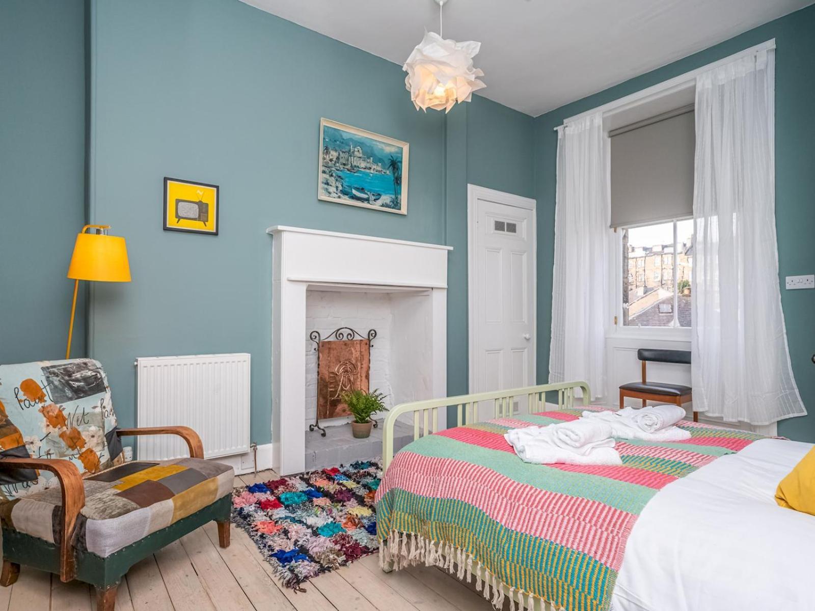 New Stunning 3 Beds Flat In Chic Area Of The Apartment