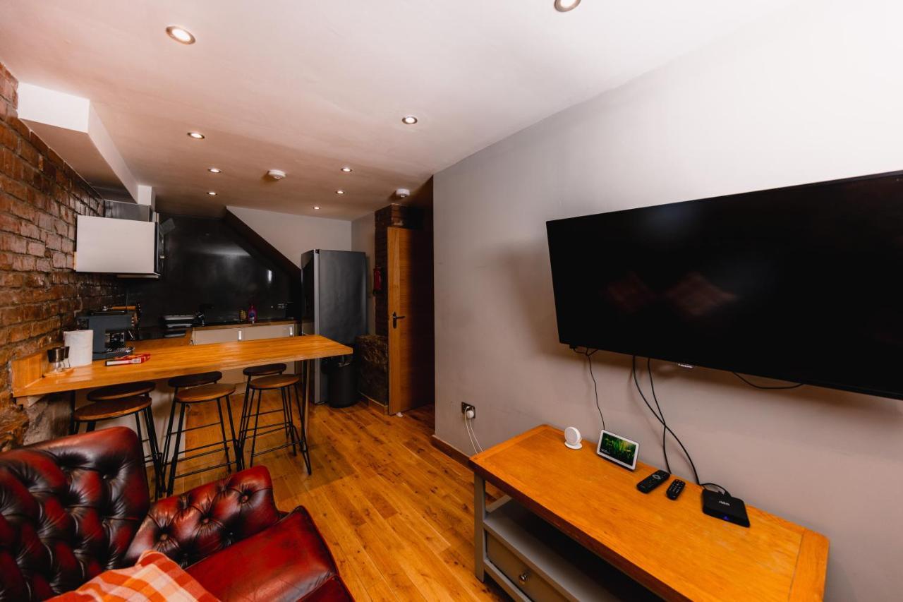 Superb Luxury Quality Central Apartment On Canal