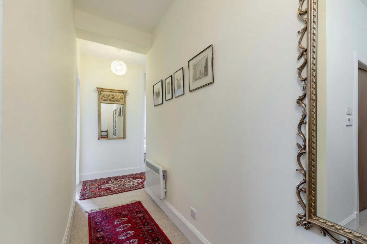 Stunning Panoramic Views: Heart Of The Royal Mile Apartment