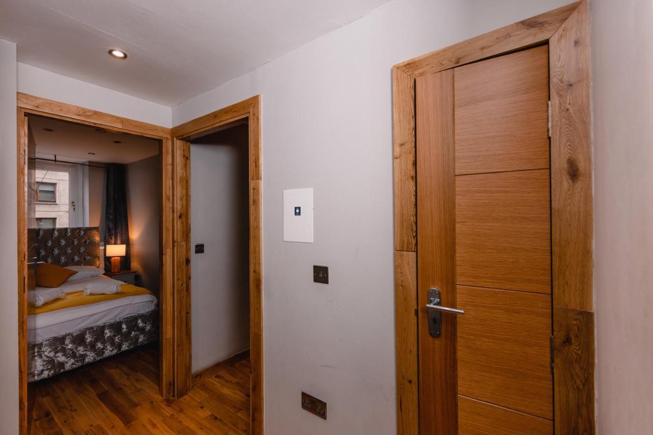 Superb Luxury Quality Central Apartment On Canal