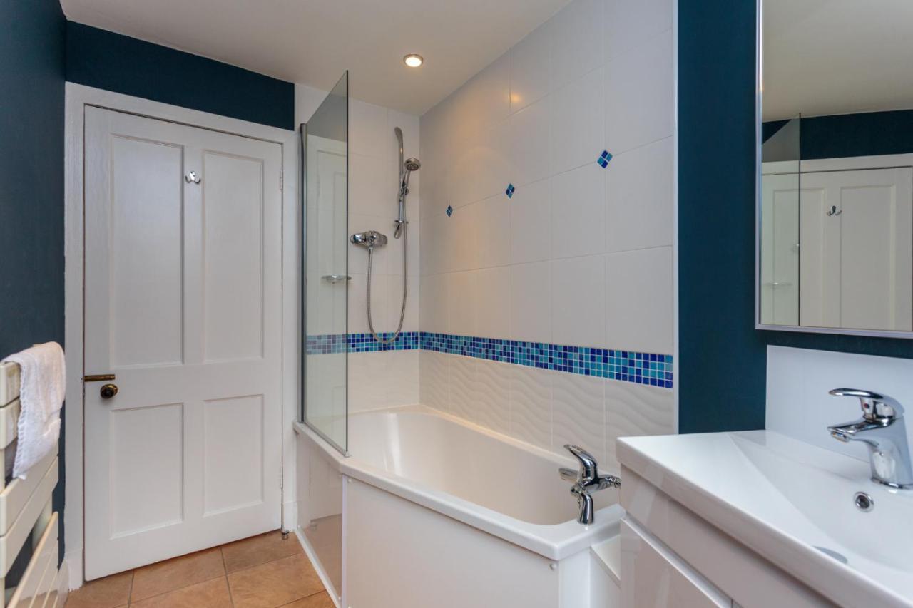 South Learmonth Gardens Apartment *