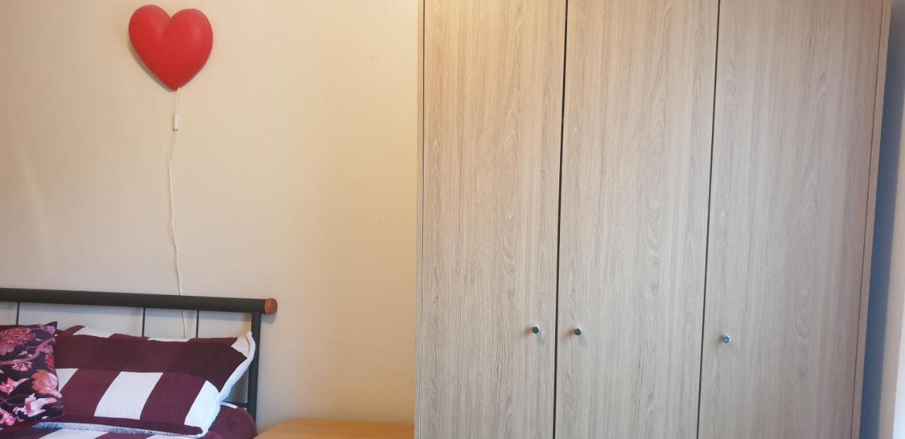 A Double Room In Vibrant Leith- Female Guest Only Homestay *