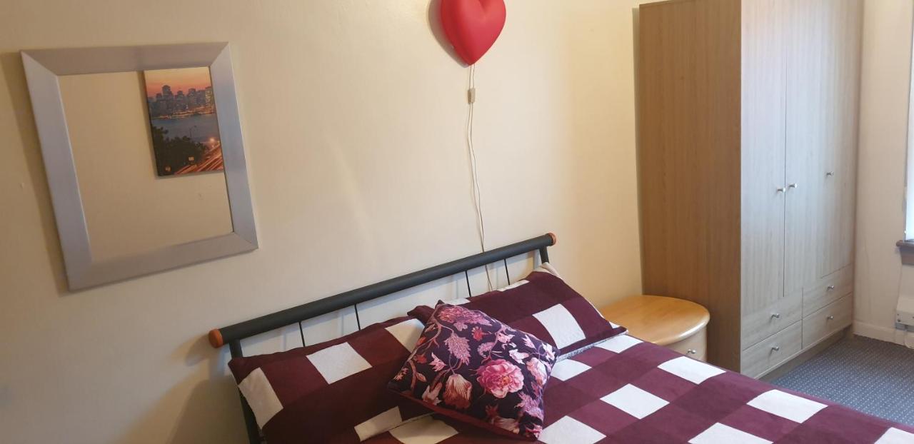 A Double Room In Vibrant Leith- Female Guest Only Homestay *