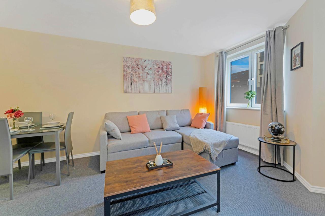 Modern & Spacious 2 Bedroom Serviced Next To Lochend Park - Private Underground Parking & Lift Available - Close To Centre Apartment