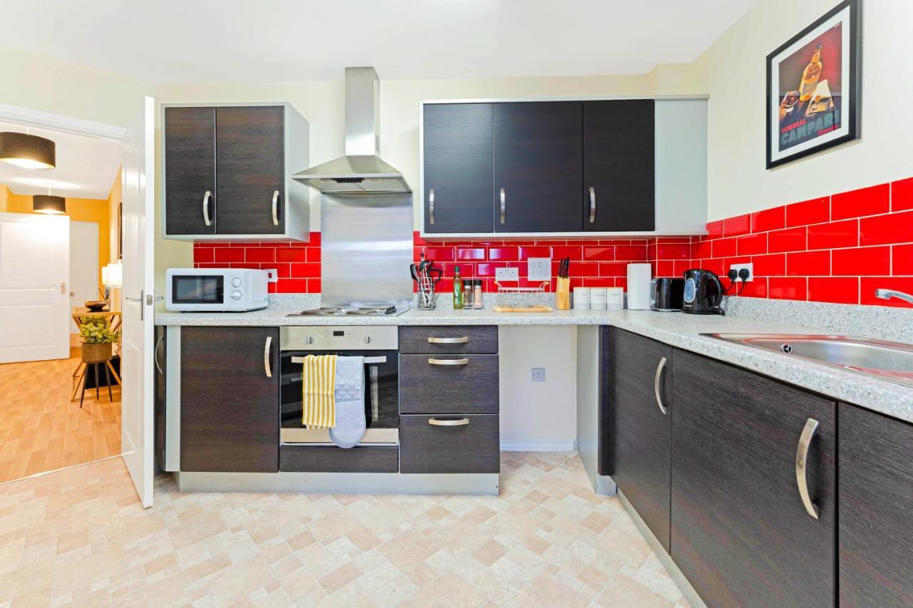 Modern & Spacious 2 Bedroom Serviced Next To Lochend Park - Private Underground Parking & Lift Available - Close To Centre Apartment *