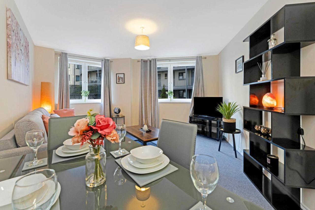 Apartment Modern & Spacious 2 Bedroom Serviced Next To Lochend Park - Private Underground Parking & Lift Available - Close To Centre *