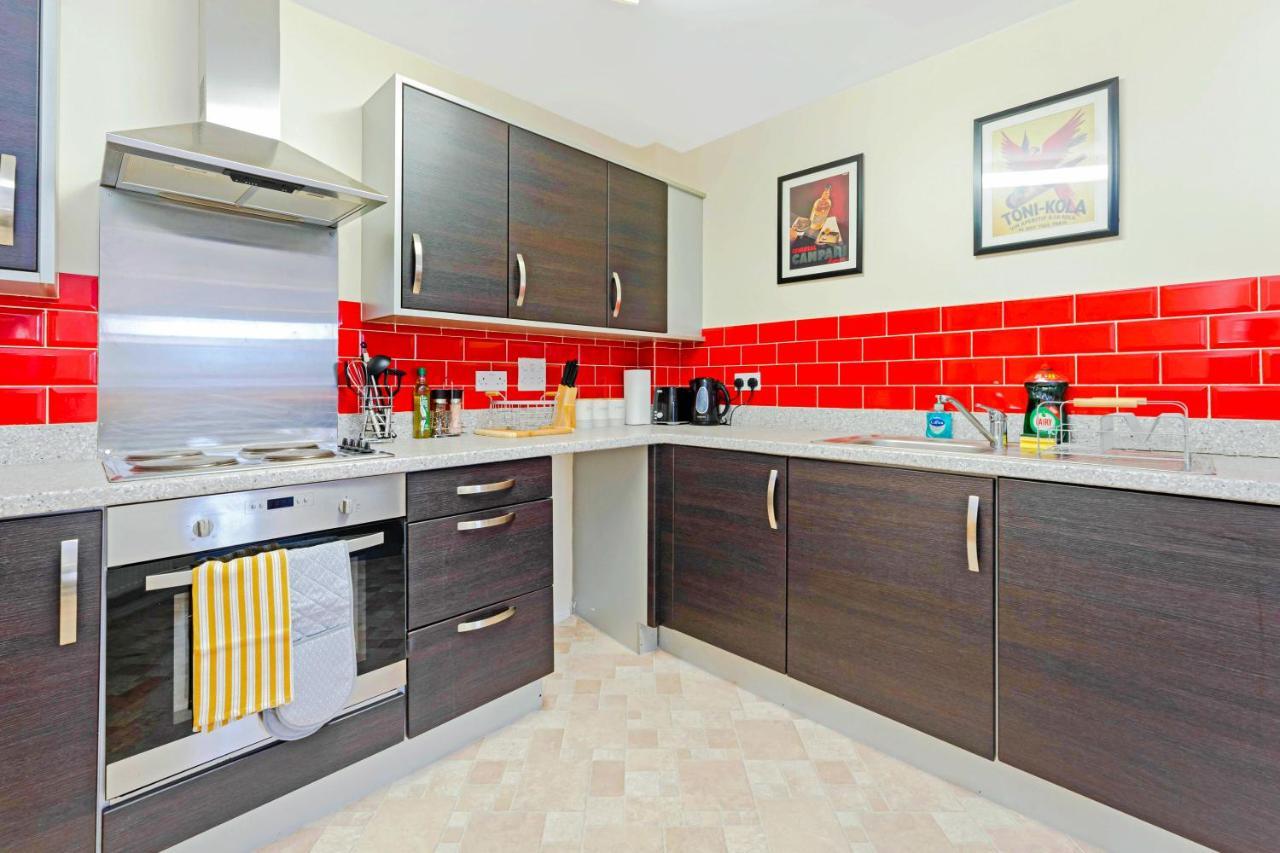 Modern & Spacious 2 Bedroom Serviced Next To Lochend Park - Private Underground Parking & Lift Available - Close To Centre Apartment *