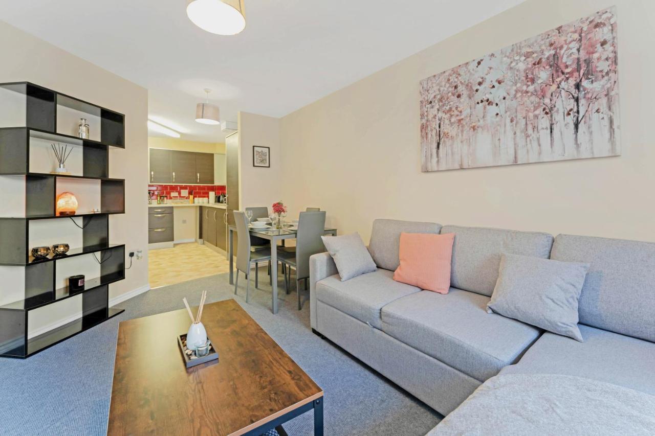 Apartment Modern & Spacious 2 Bedroom Serviced Next To Lochend Park - Private Underground Parking & Lift Available - Close To Centre Edinburgh