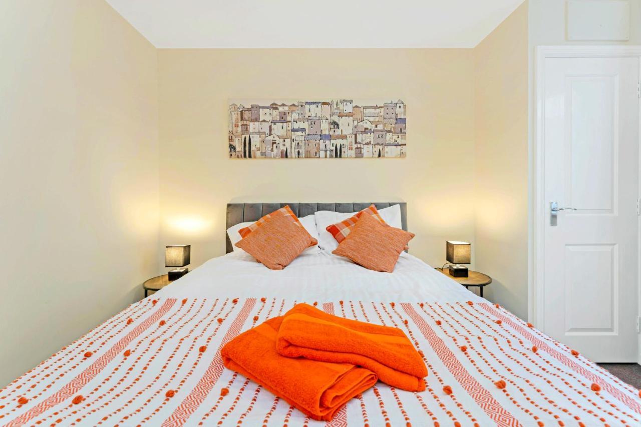 Modern & Spacious 2 Bedroom Serviced Next To Lochend Park - Private Underground Parking & Lift Available - Close To Centre Apartment *