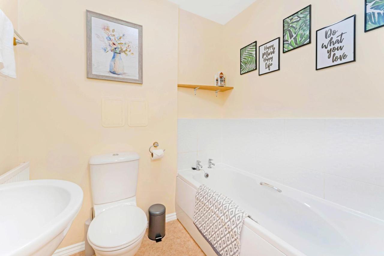 Modern & Spacious 2 Bedroom Serviced Next To Lochend Park - Private Underground Parking & Lift Available - Close To Centre Apartment