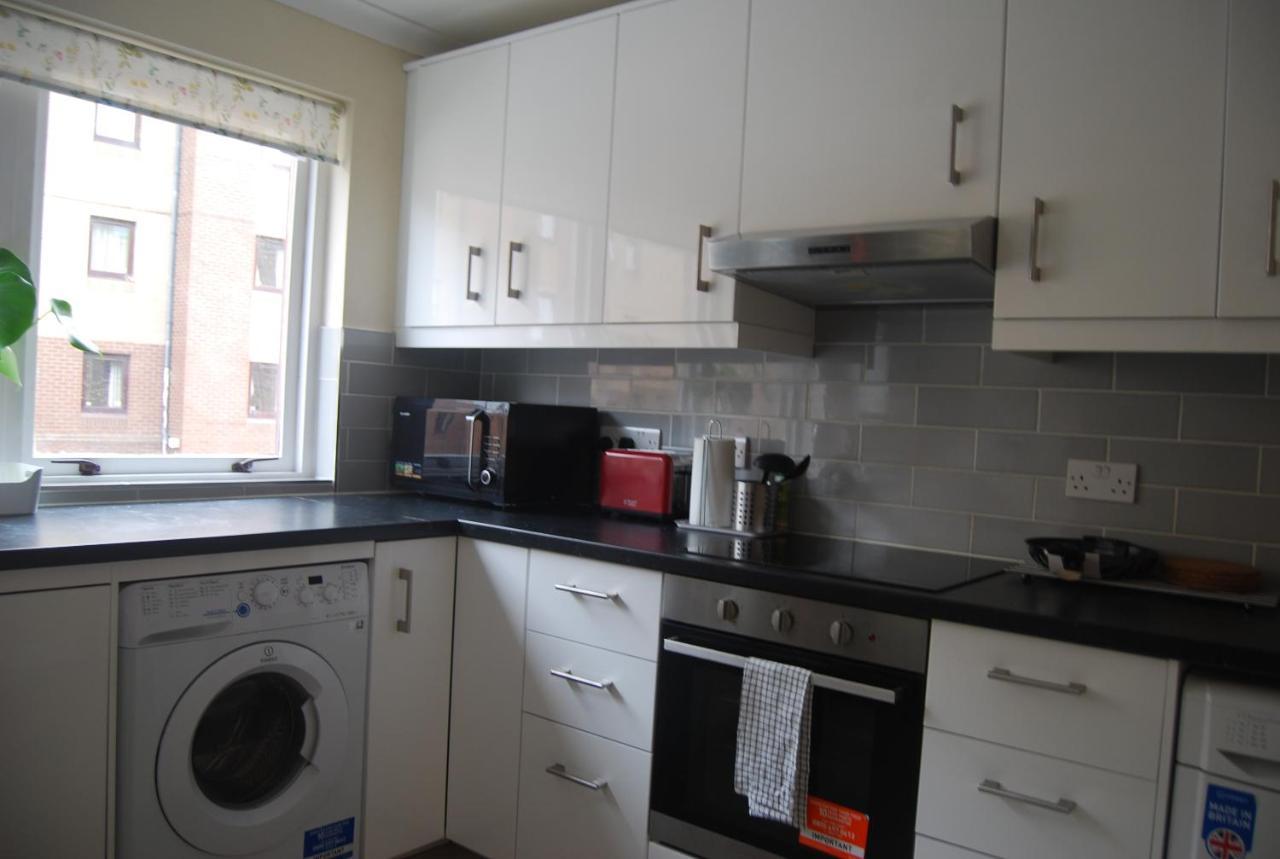 Apartment 3 Bed Flat Close To And The Meadows *