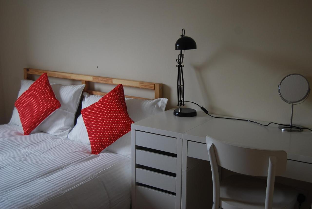 3 Bed Flat Close To And The Meadows Apartment *
