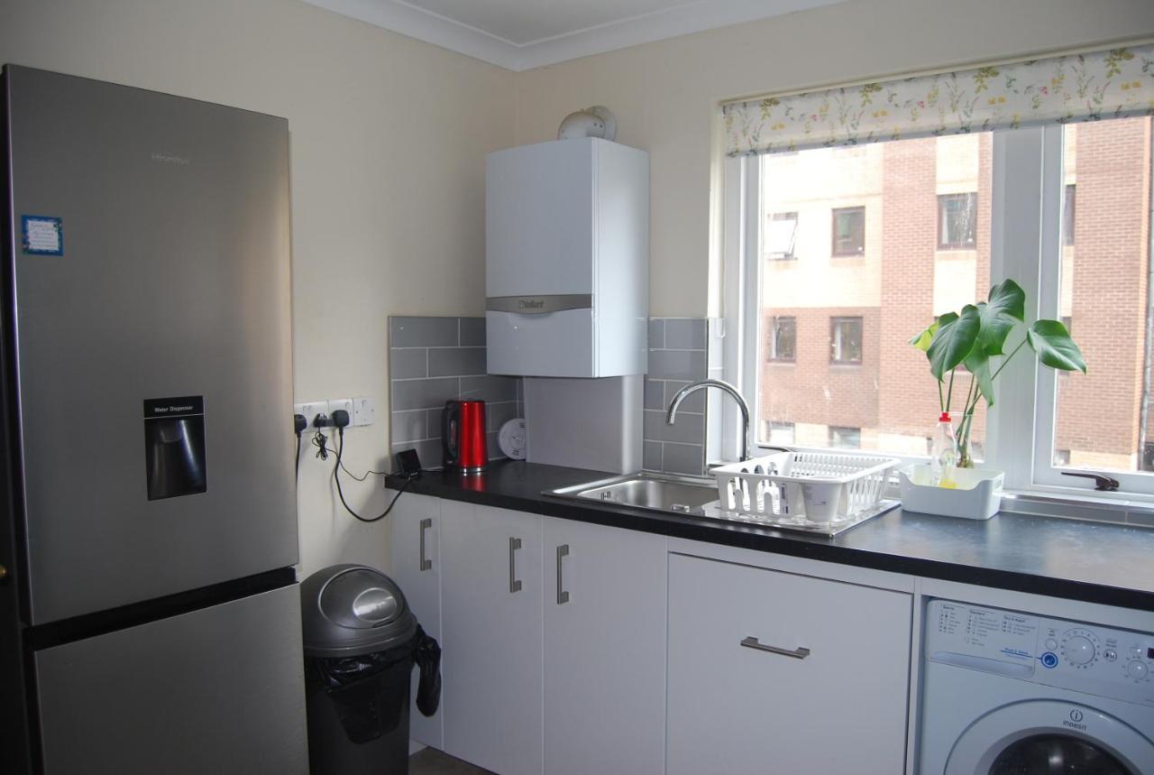 3 Bed Flat Close To And The Meadows Apartment