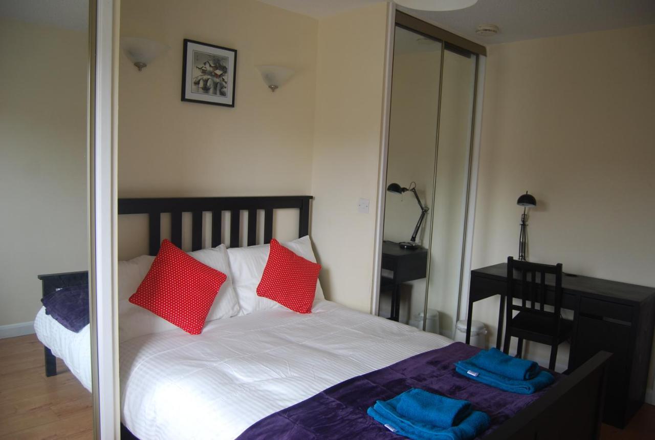 3 Bed Flat Close To And The Meadows Apartment