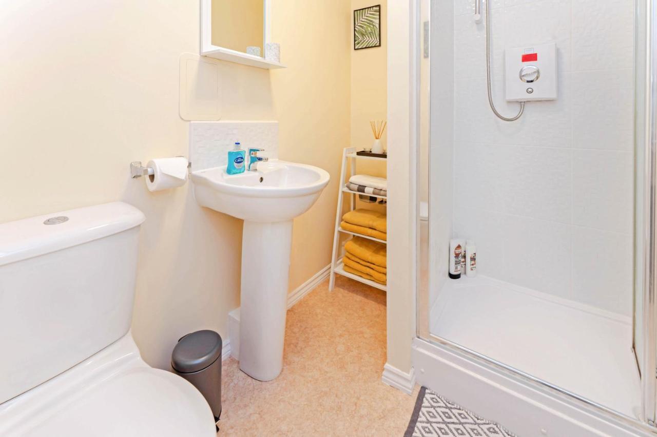 Modern & Spacious 2 Bedroom Serviced Next To Lochend Park - Private Underground Parking & Lift Available - Close To Centre Apartment Edinburgh