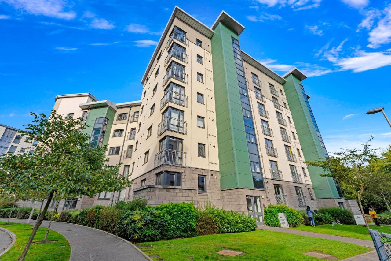 Modern & Spacious 2 Bedroom Serviced Next To Lochend Park - Private Underground Parking & Lift Available - Close To Centre *