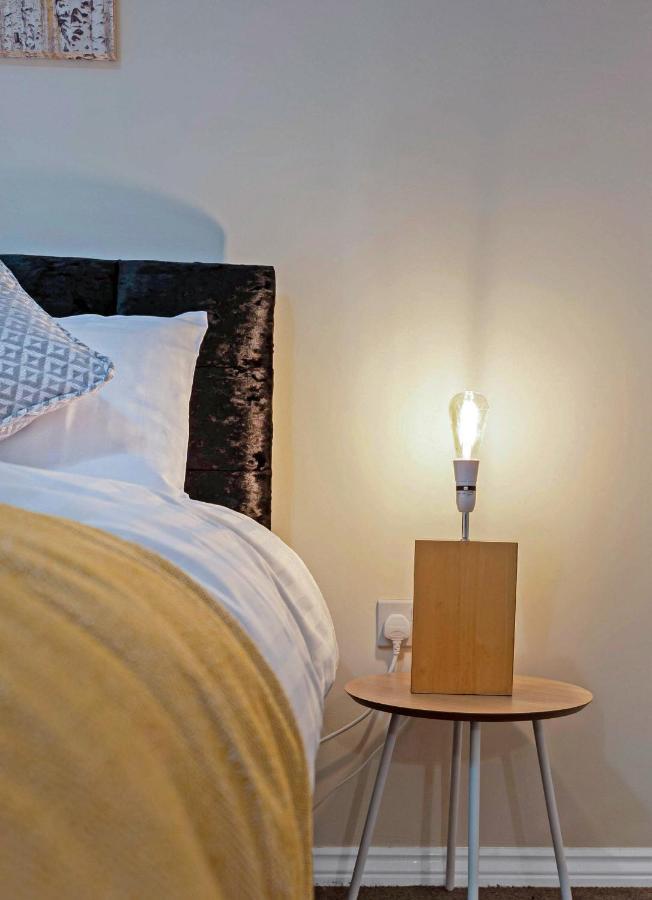 Modern & Spacious 2 Bedroom Serviced Next To Lochend Park - Private Underground Parking & Lift Available - Close To Centre Edinburgh