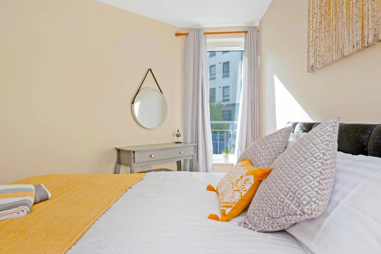 Modern & Spacious 2 Bedroom Serviced Next To Lochend Park - Private Underground Parking & Lift Available - Close To Centre Apartment Edinburgh