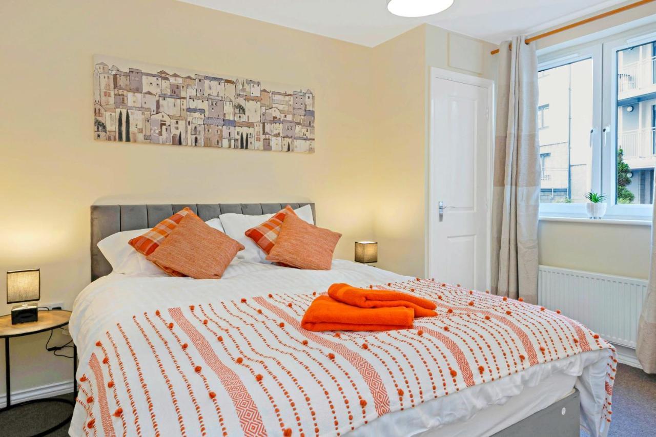 Apartment Modern & Spacious 2 Bedroom Serviced Next To Lochend Park - Private Underground Parking & Lift Available - Close To Centre