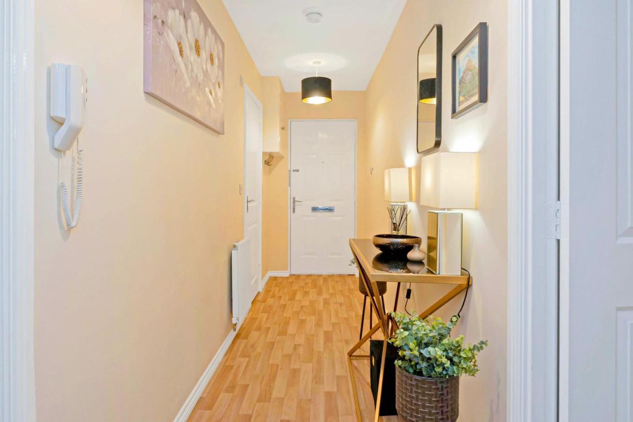 Modern & Spacious 2 Bedroom Serviced Next To Lochend Park - Private Underground Parking & Lift Available - Close To Centre Apartment *