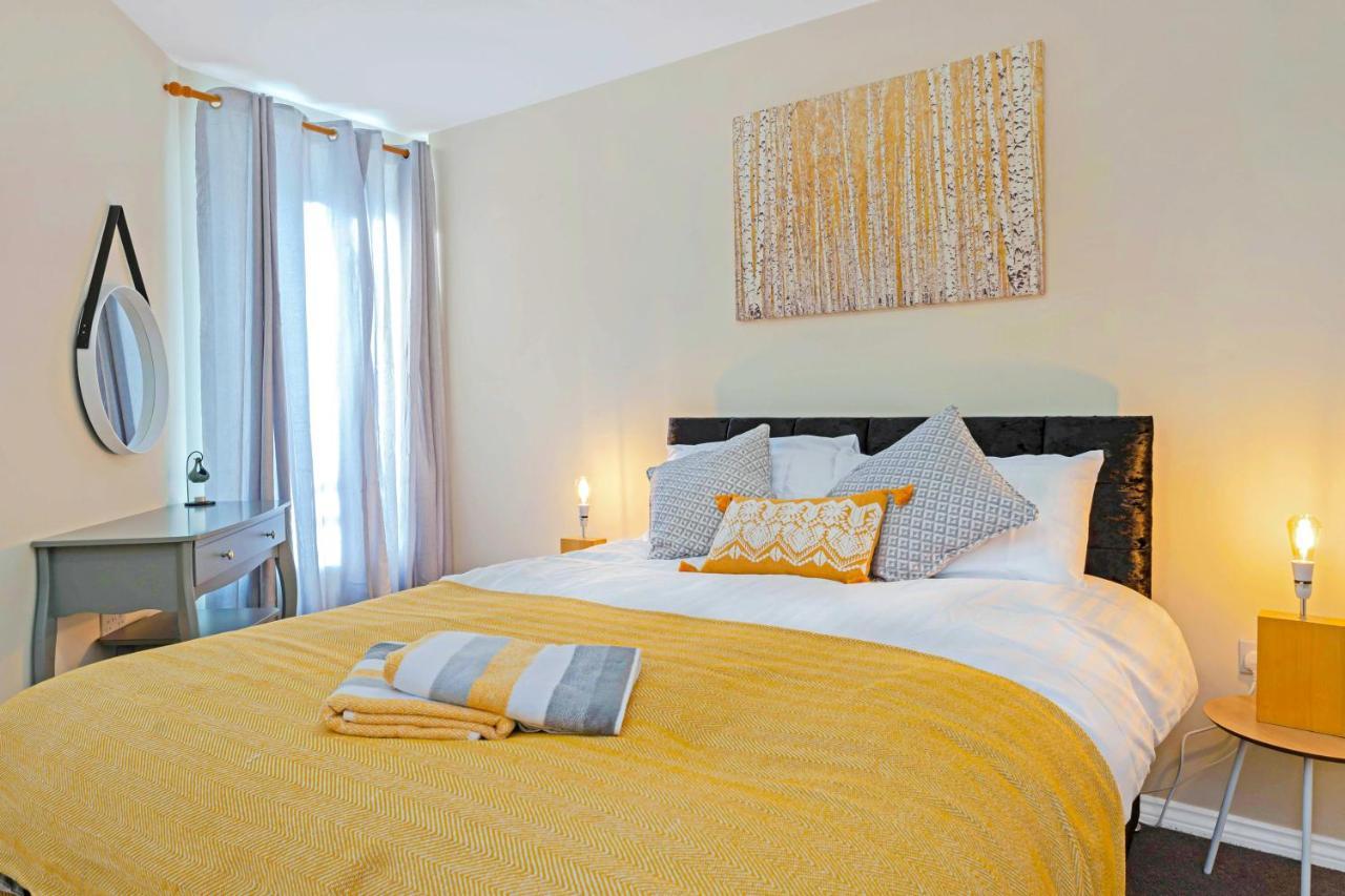 Modern & Spacious 2 Bedroom Serviced Next To Lochend Park - Private Underground Parking & Lift Available - Close To Centre