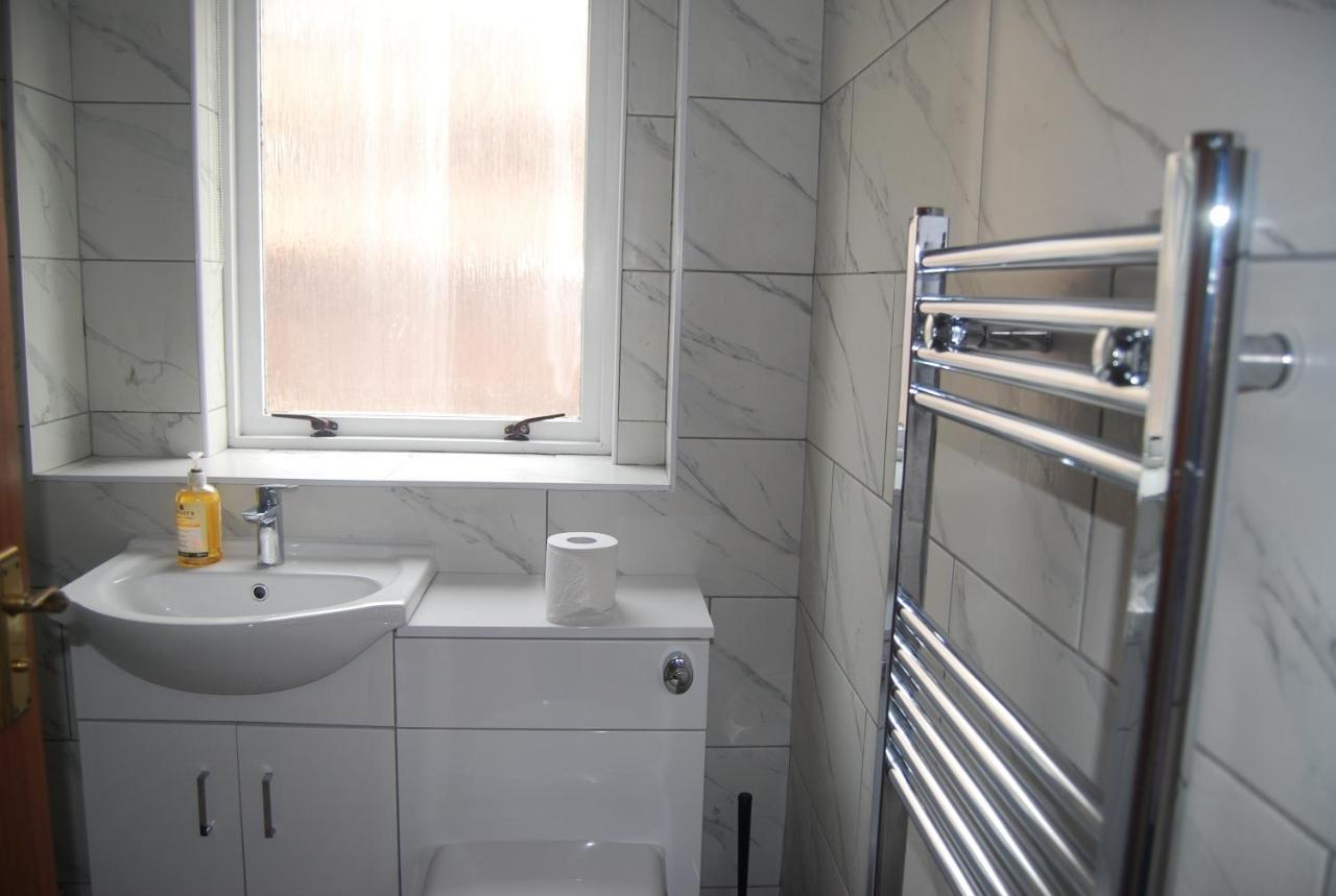 3 Bed Flat Close To And The Meadows Apartment