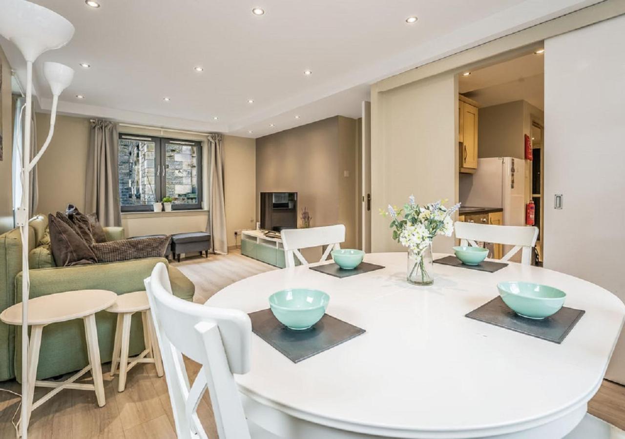 Heart Of Edinburgh's Old Town - Modern 2 Bedroom & Lift - Old Fishmarket Close. *